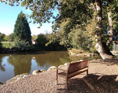 Le gîte normand avec un étang privé et des ânes