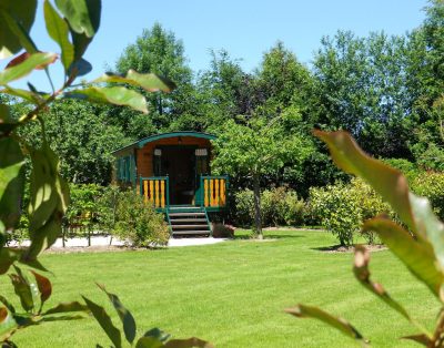 Une roulotte bohème au bord d’un étang privé