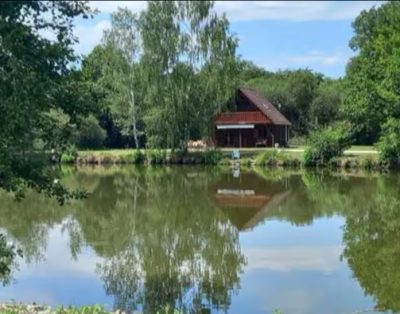 Chalet en bord d’un étang privé dans le Limousin