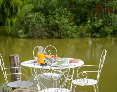 Lodge luxeux avec jacuzzi privatif au bord d’un étang