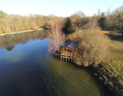 Cabanes sur pilotis avec vue imprenable sur l’étang