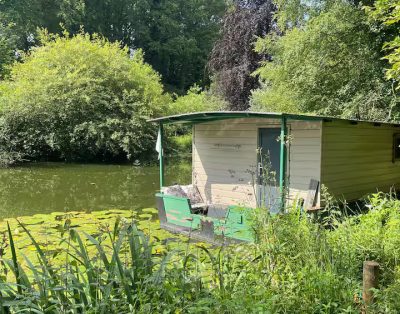 Péniche sur l’eau avec un étang privé et accès à une piscine