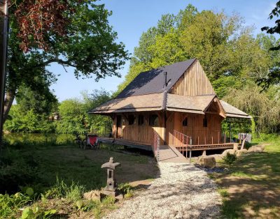 Un pavillon asiatique au bord d’un étang privé