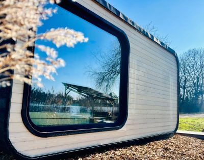 Cabane atypique au bord d’un étang