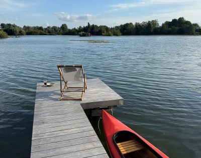 Maison au bord d’un lac avec canoé et barbecue en plein air