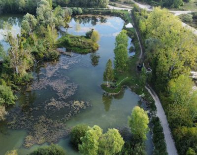 Étang avec yourte aménagée et forte population de poissons!