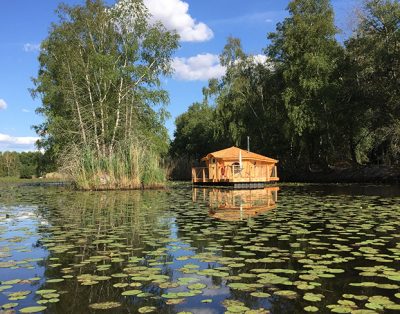 Cabane sur l’eau dans un cadre idylique